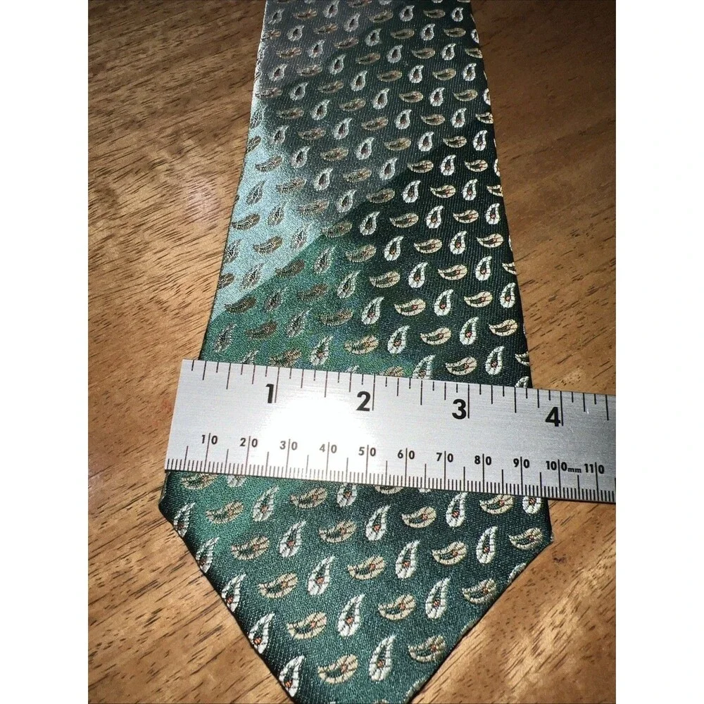 Vintage Secundum Artem Green Paisley 100% Polyester Classic Mens Tie Made In USA